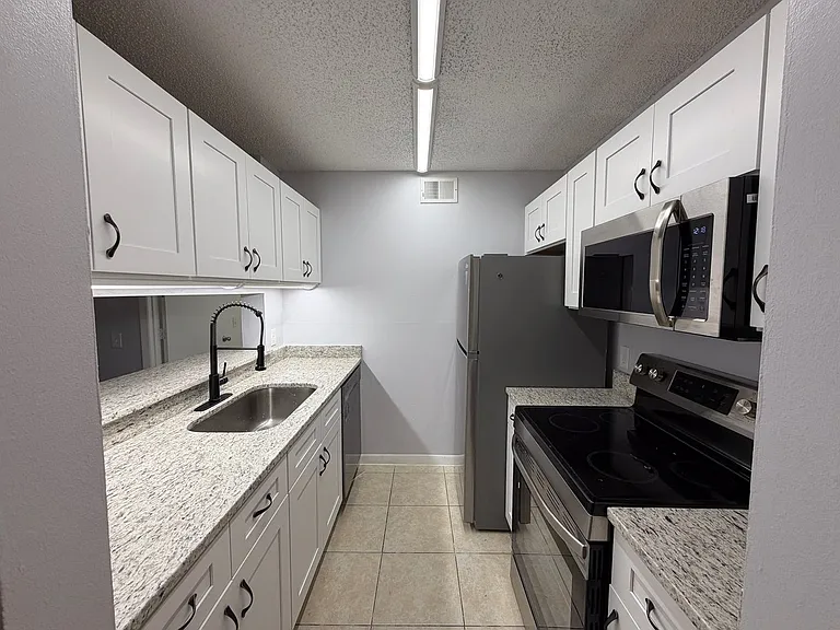 3921 SW 34th St #301 — Photo 3