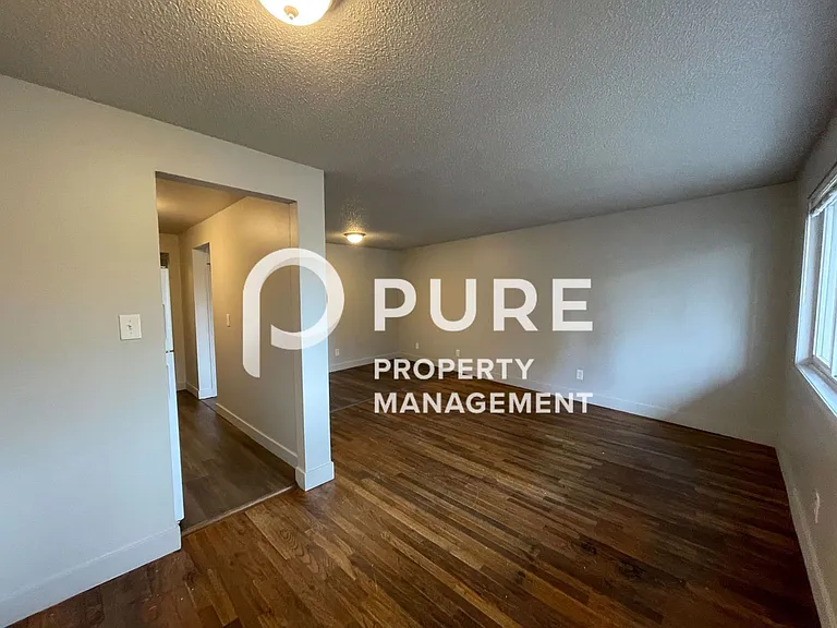 1375-01PP Burnside Manor — Photo 3