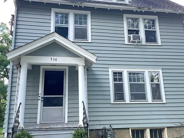 914 Vaughn St — Photo 2