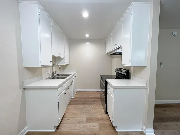 2851 Montrose Ave — Photo 10