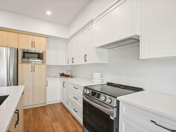 5th image of 135 Ellington Cres
