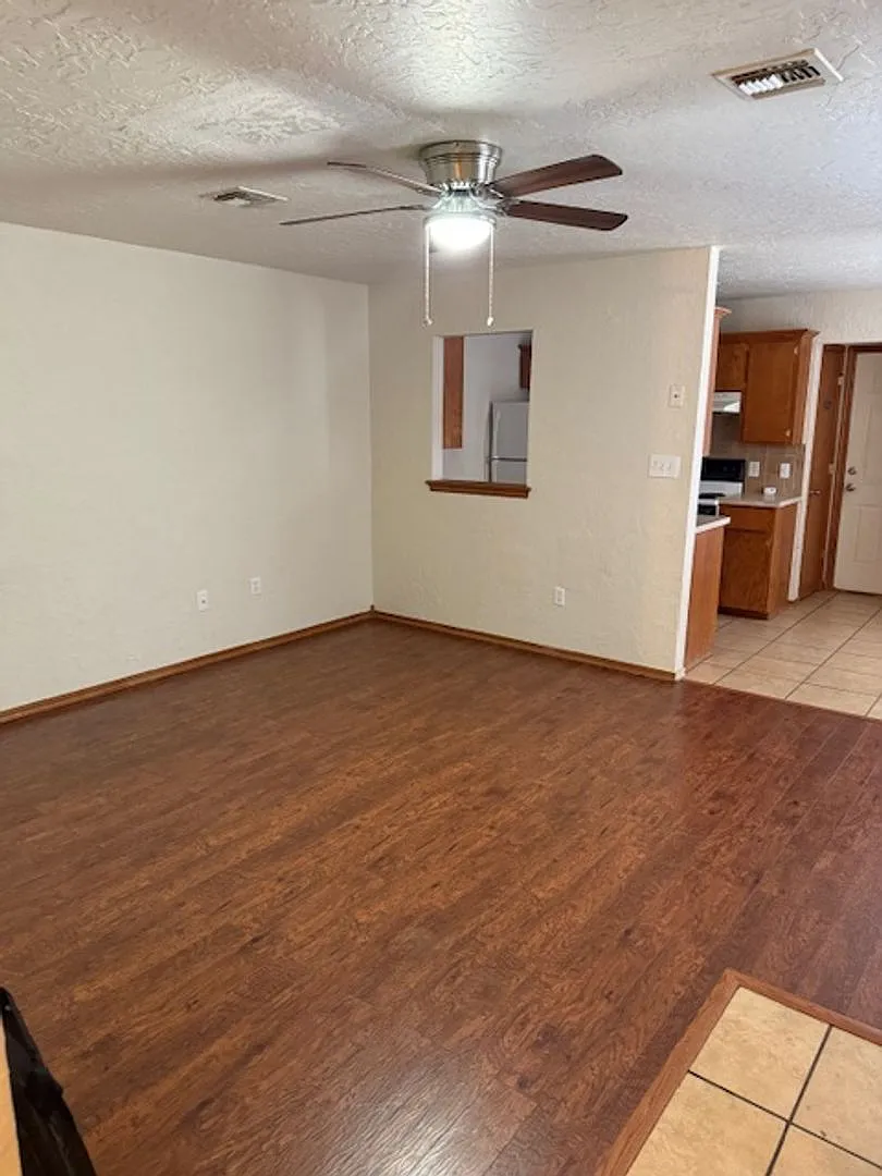 1909 E Ave Duplex — Photo 2