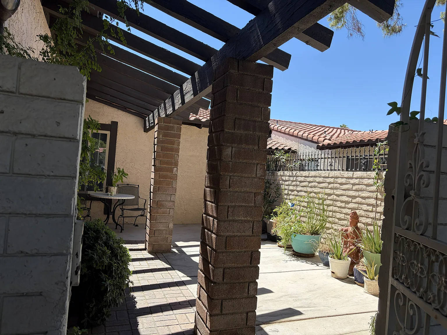 3 bed, 2342 sqft, $2,400 — Photo 3