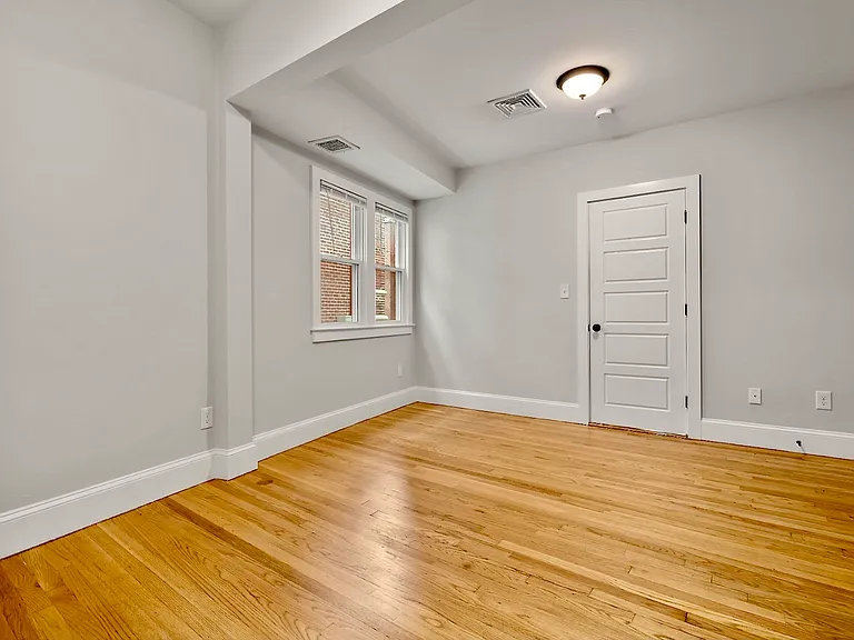129 Sutherland Rd — Photo 13