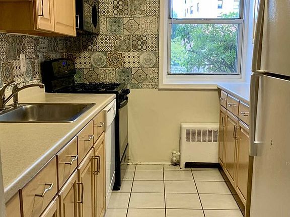 5th image of 2330 Linwood Ave APT G