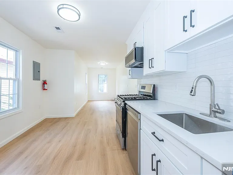 231 Waverly Pl — Photo 8