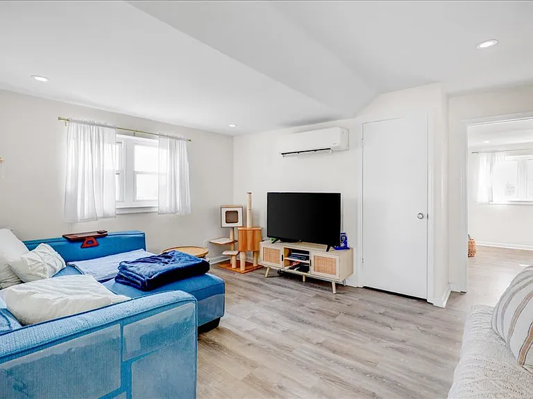606 Beach Ave #3 — Photo 4