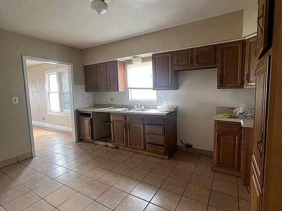 3rd image of 607 W HOUSTON ST