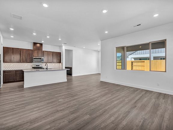 4th image of 204 Pearl Peak Dr