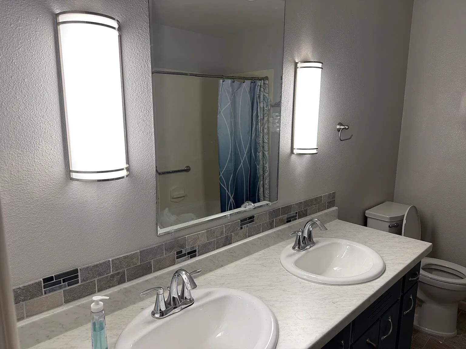 3 bed, 2.5 bath, 2000 sqft, $2,300 — Photo 4