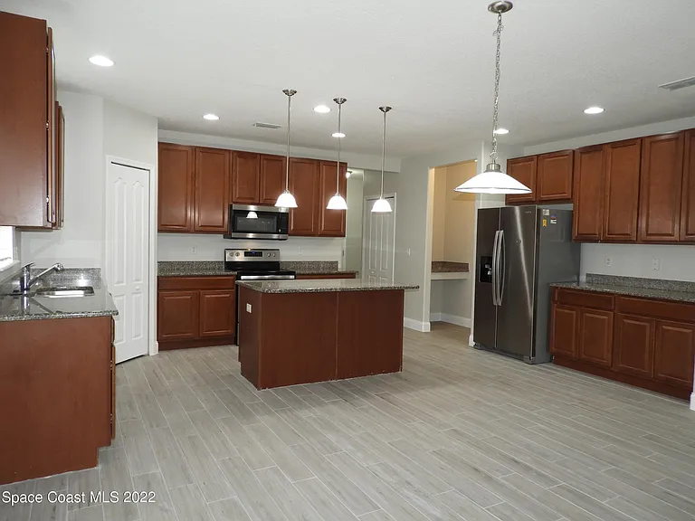583 Hollow Glen Dr — Photo 4