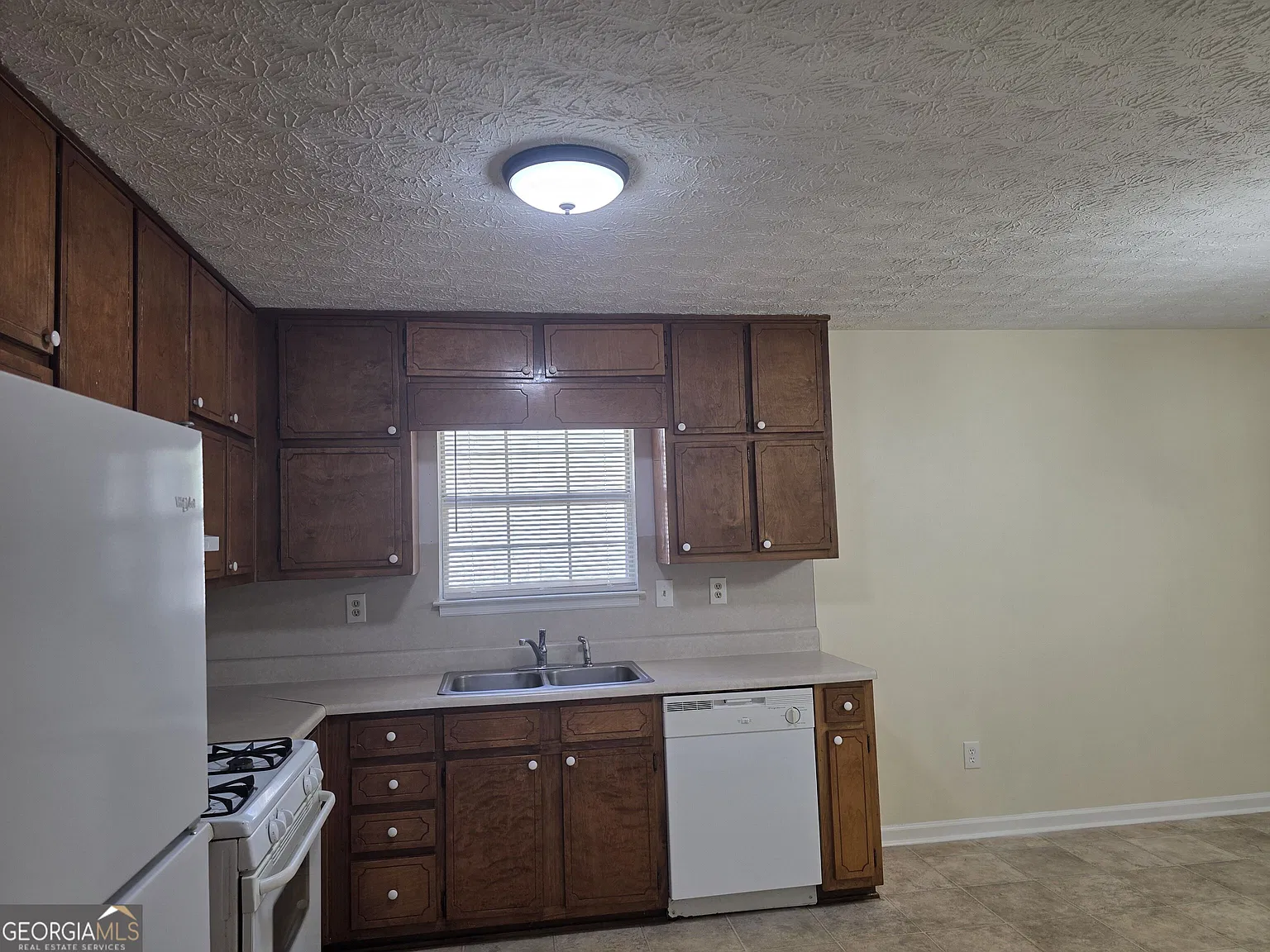 3 bed, 2.0 bath, 2600 sqft, $1,500 — Photo 4