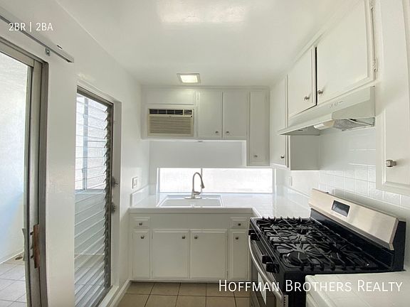 2nd image of 513 N Kenmore Ave #308