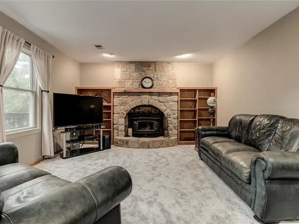 28465 W 85th Ter, De Soto, KS 66018