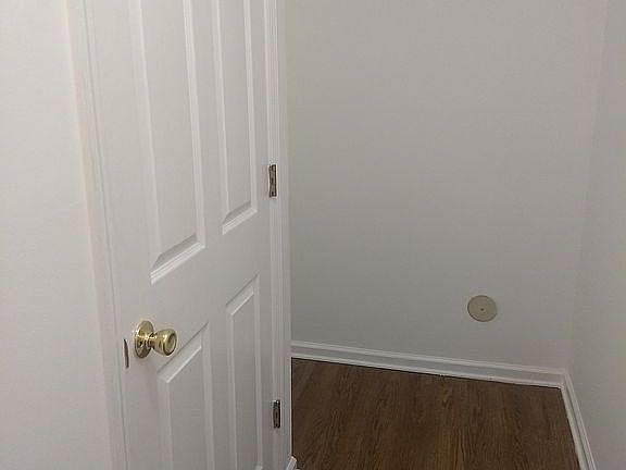 Closet betwn Entr n garage