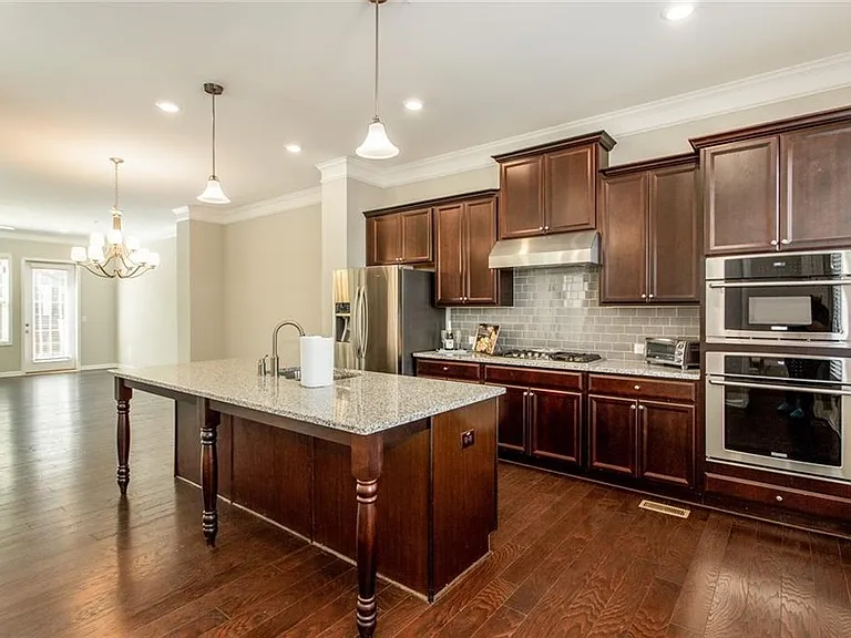 335 Beacons Pl — Photo 8