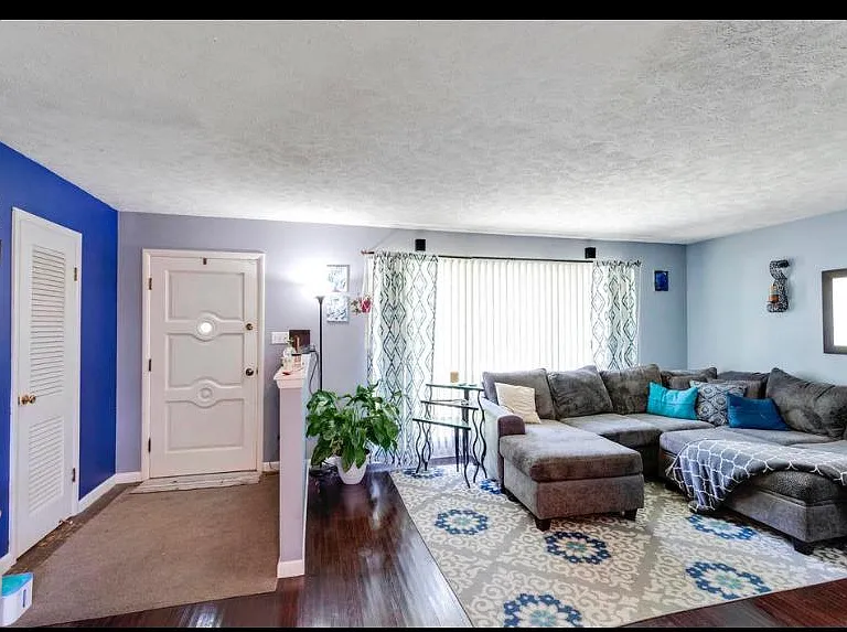 1724 N Meadow Rd — Photo 2