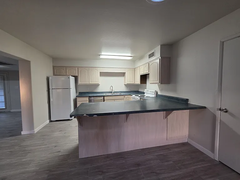 KITCHEN-Breakfast Bar
