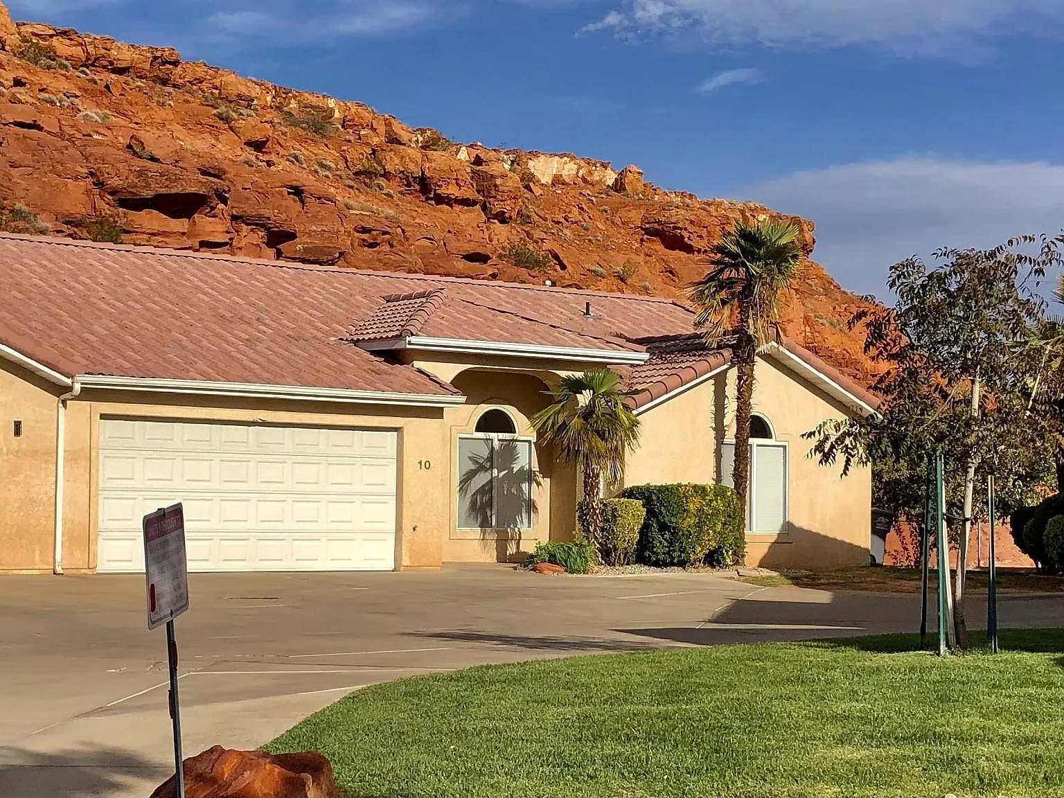 2099 Middleton Dr — Photo 1