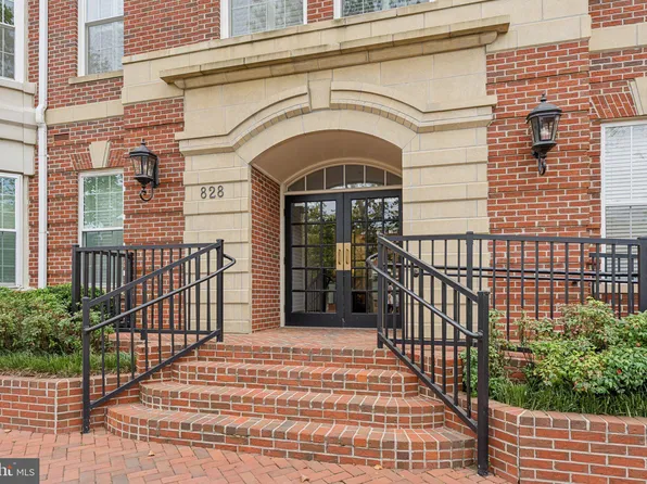 828 Slaters Ln APT 203, Alexandria, VA 22314