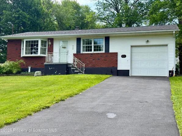 8 Skyline Dr, Gouldsboro, PA 18424