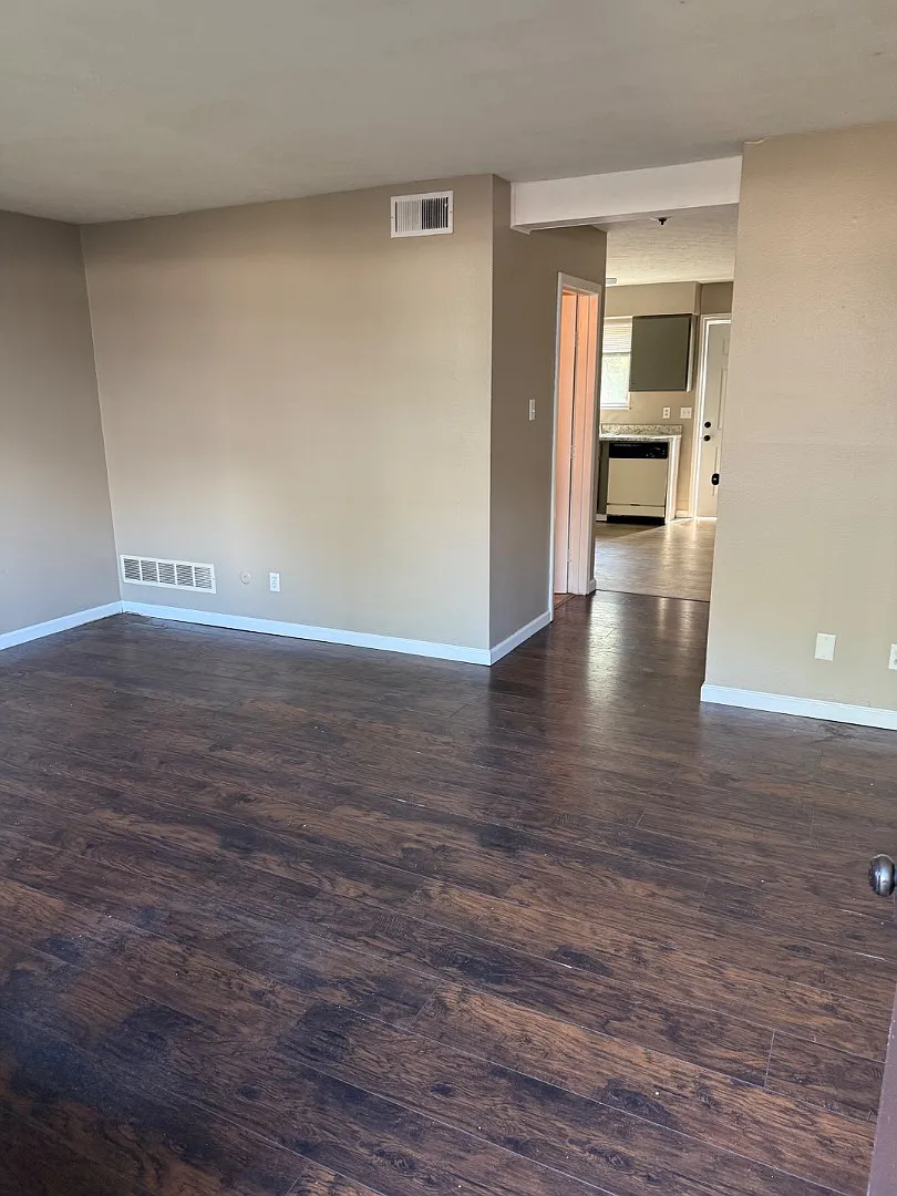11 W Perry St — Photo 3