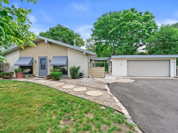 3240 S Hickory ROAD, New Berlin, WI 53151