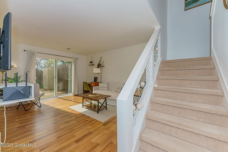 2nd image of 21D Louis Avenue