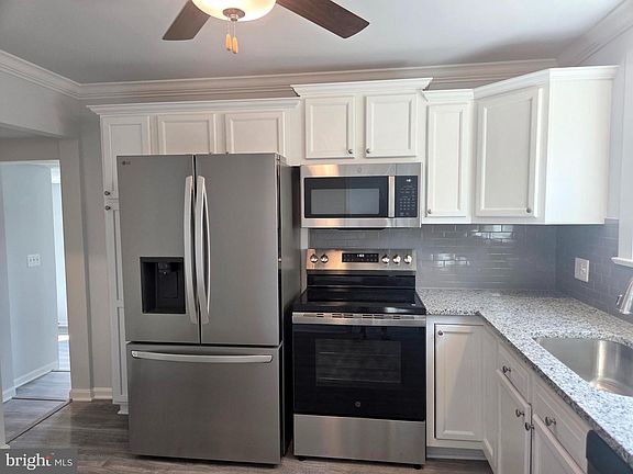 3rd image of 460 Pangborn Blvd