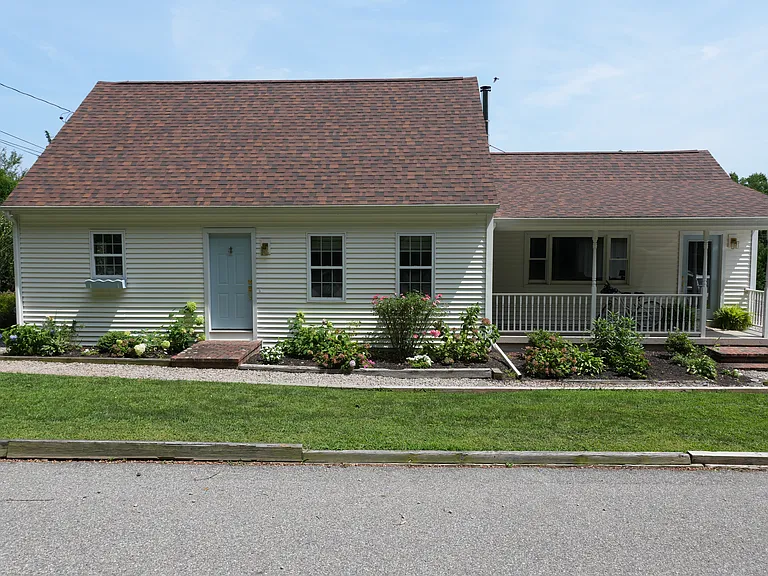 4 Russell Ave — Photo 1