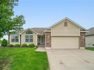 709 SW Foxtail Dr, Grain Valley, MO 64029