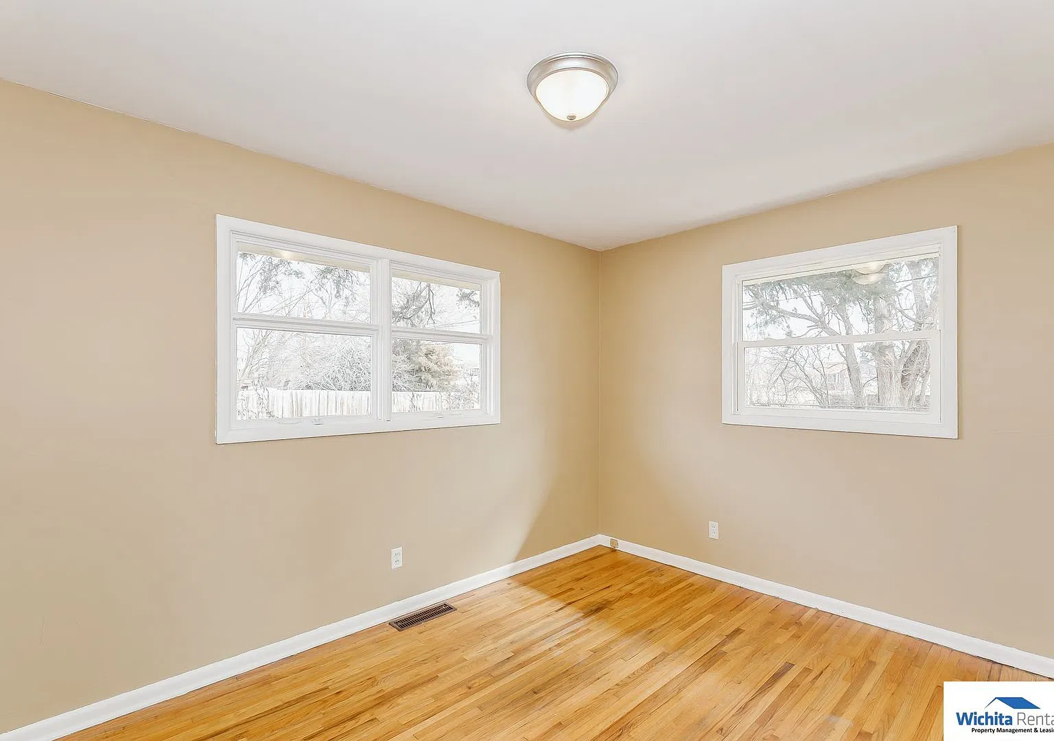 2 bedroom duplex with bonus room — Photo 4