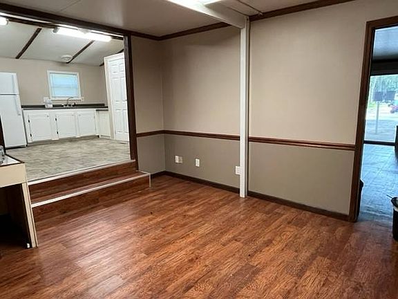 4th image of 6 Country Squire Dr