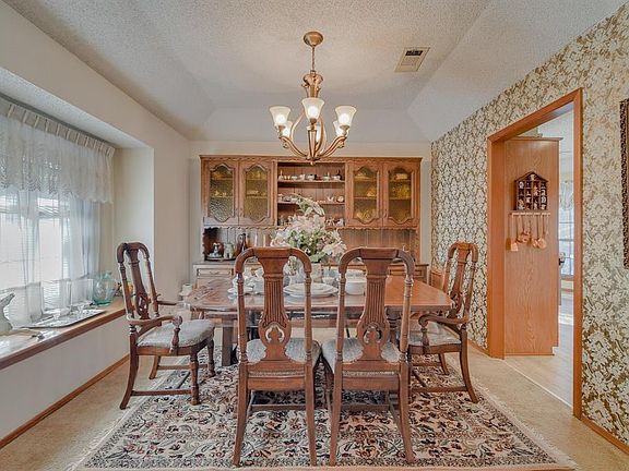 4th image of 2210 Greenbriar Ct