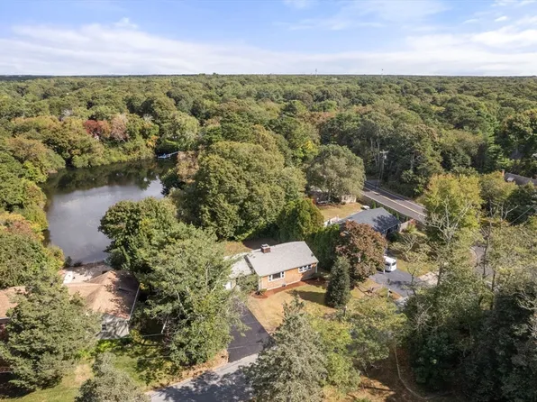 12 Pond St, Barnstable, MA 02630