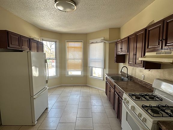 4th image of 138 Hallock Ave