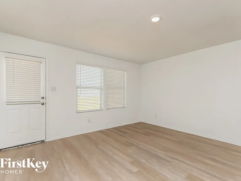 10610 McClintock Dr — Photo 7