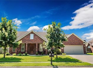 3811 W Edgewater Dr, Fayetteville, AR 72704