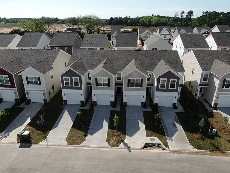 559 Marcus Way — Photo 2