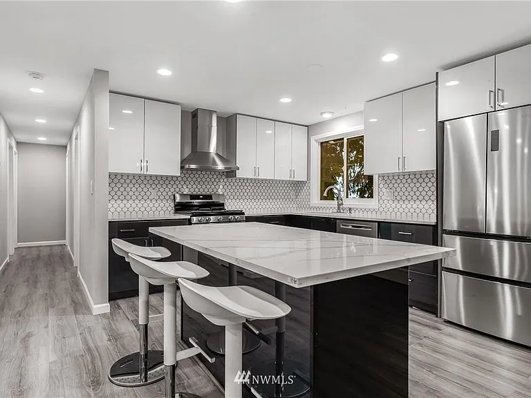 1034 Newport Ct NE — Photo 4