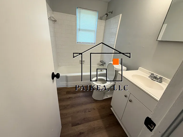 18 Helmken St — Photo 13