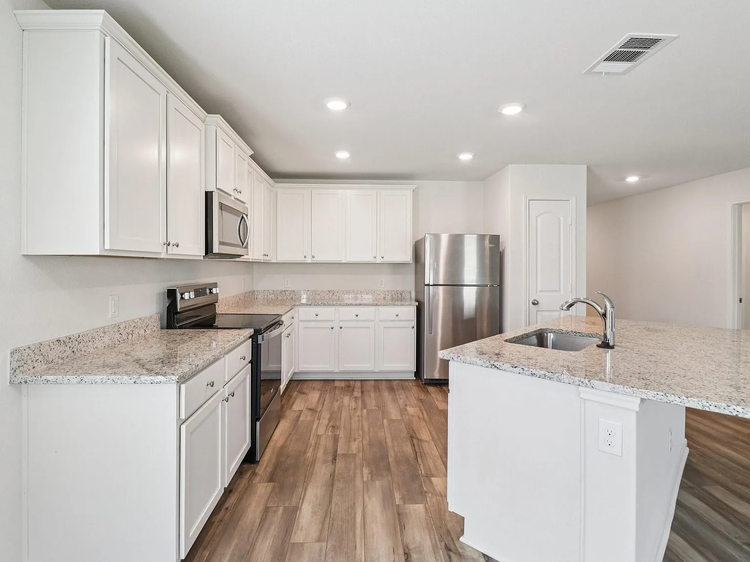 3 bed, 2.0 bath, 1572 sqft, $2,200 — Photo 4