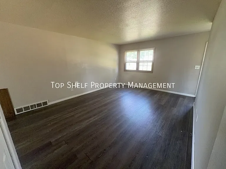 521 Hart Ave — Photo 2