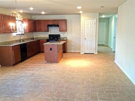 Open Concept Floor Plan, Lots of light!