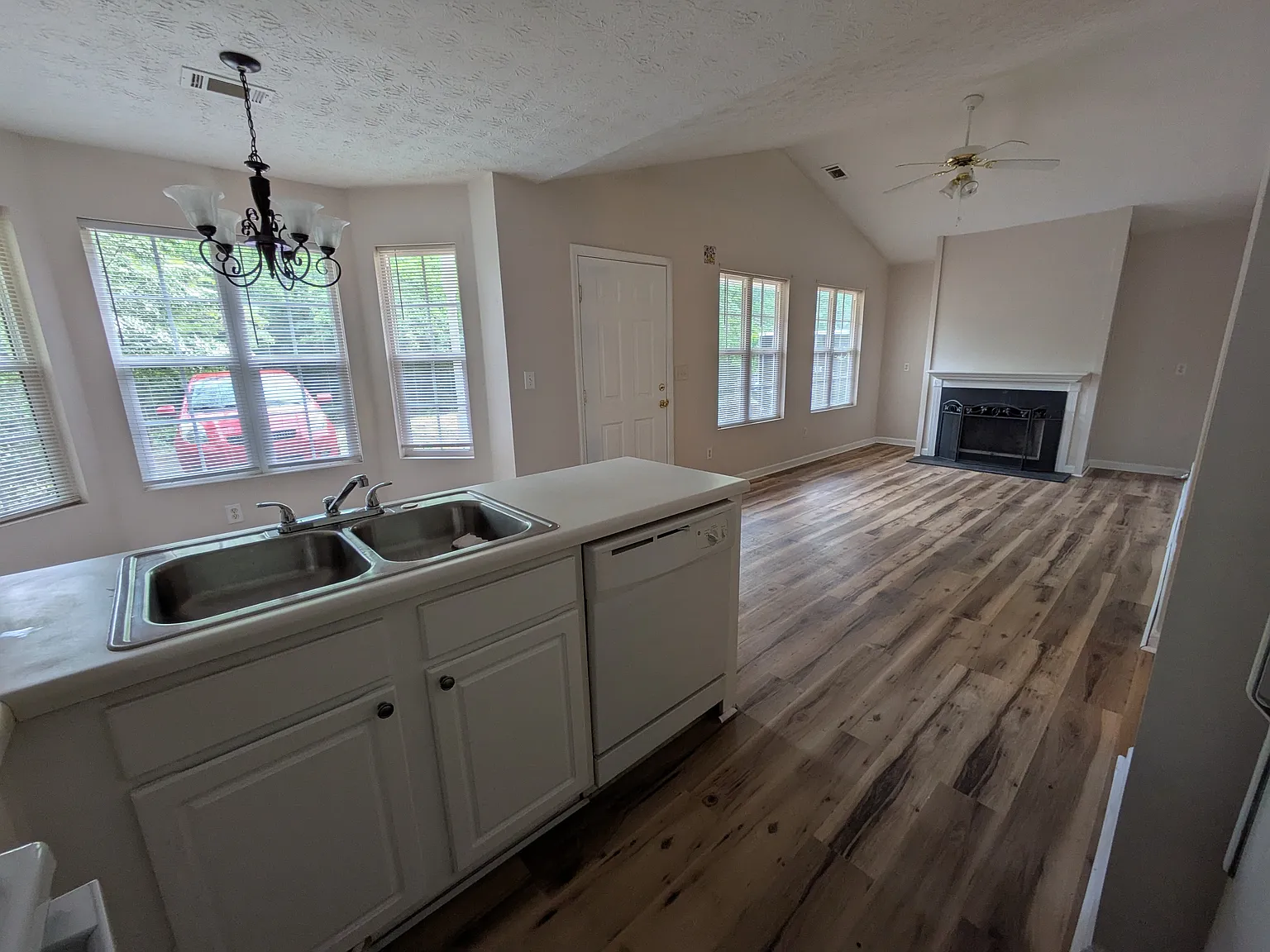 2 bed, 993 sqft, $1,625 — Photo 2
