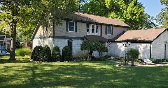 2nd image of 909 N Circle Dr