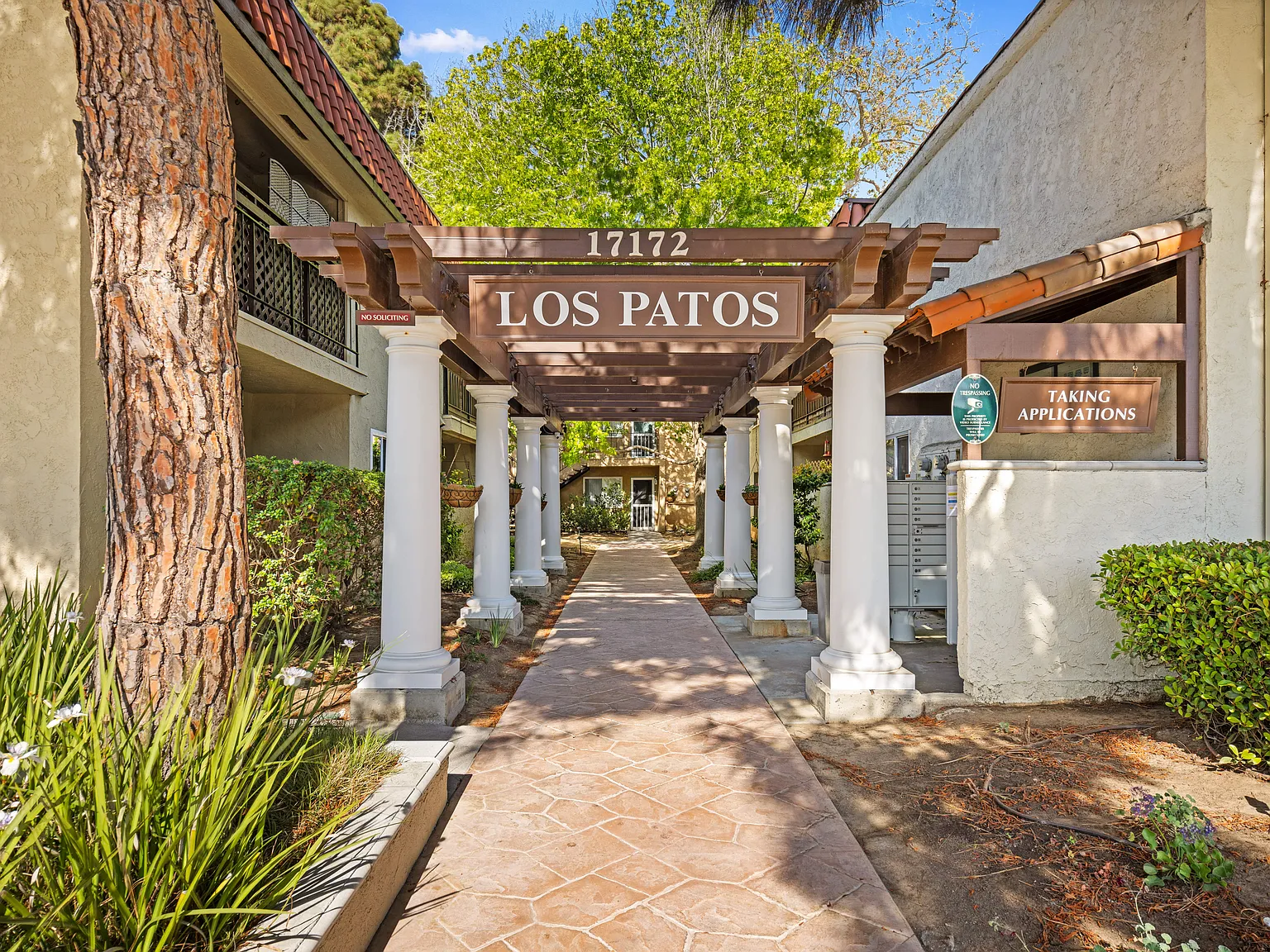 Los Patos Apartments — Photo 1