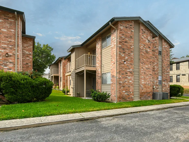 Army Boulevard Garden Apartments — Photo 2