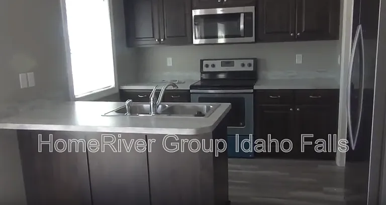 3131 Capri Dr — Photo 2