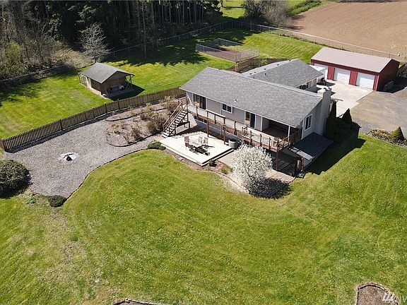 Welcome to Chehalis, this well maintained home features 4 bedrooms, 2.75 baths and finished basement.